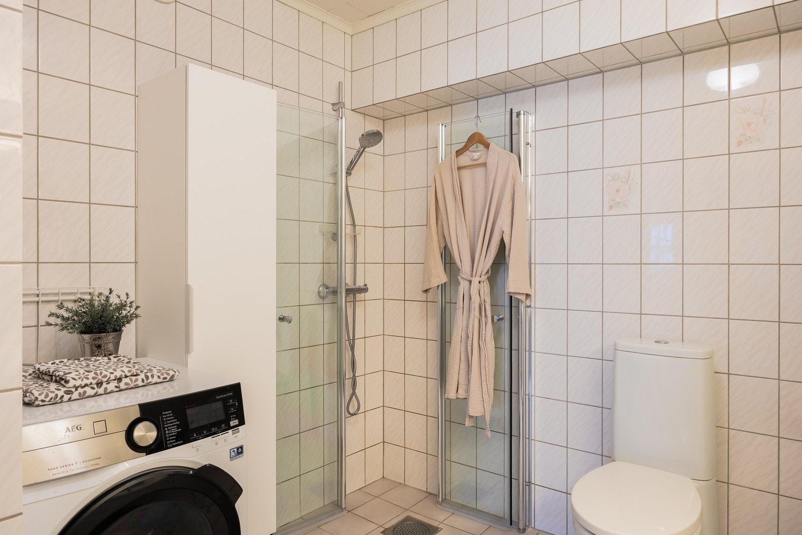 Størrelsen gir meget god plass til både vaskemaskin og eventuell tørketrommel Galleribilde