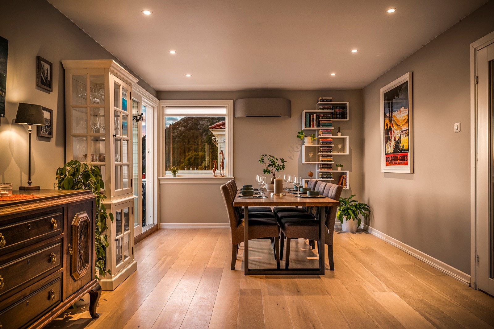 Her bor du i et veletablert og rolig boligområde, skjermet fra gjennomgangstrafikk, med en perfekt kombinasjon av fredelige omgivelser og nærhet til bylivet. Galleribilde