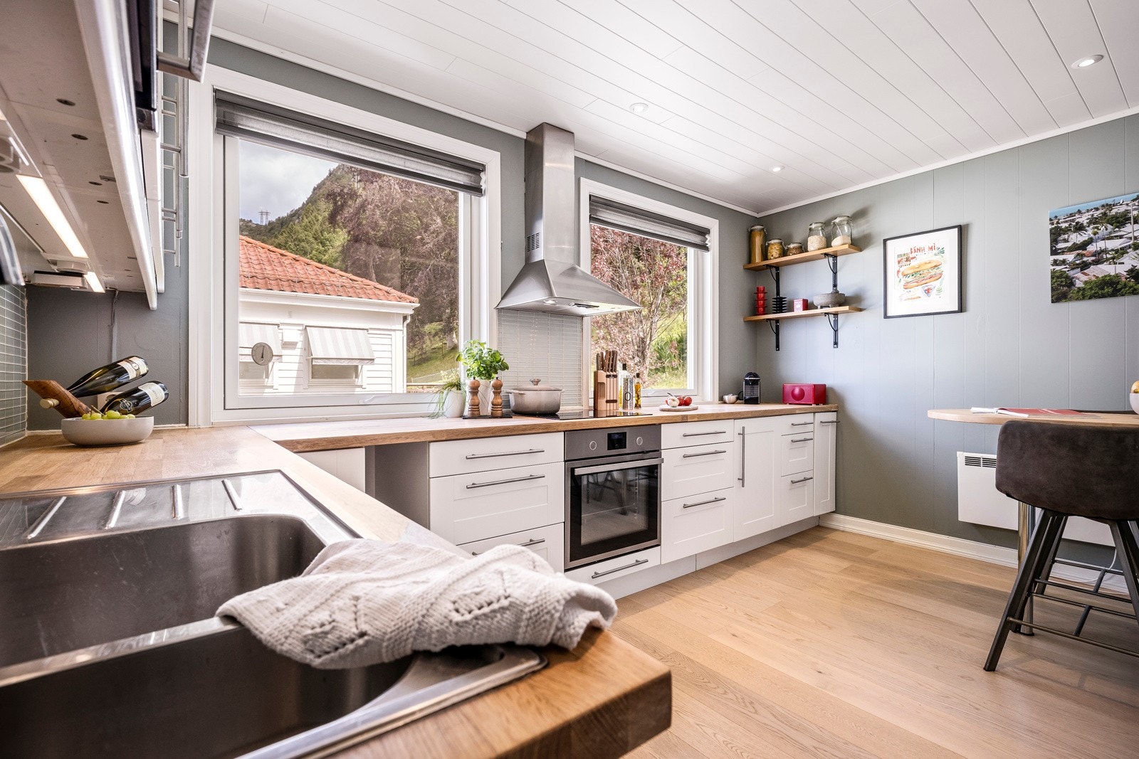 Kjøkkenet er fra IKEA og har profilerte fronter samt heltre benkeplate med nedfelt vask. Det er integrerte hvitevarer som kjøl/fryseskap, oppvaskmaskin, induksjonstopp og stekeovn, noe som gir et praktisk og moderne kjøkkenmiljø. Galleribilde
