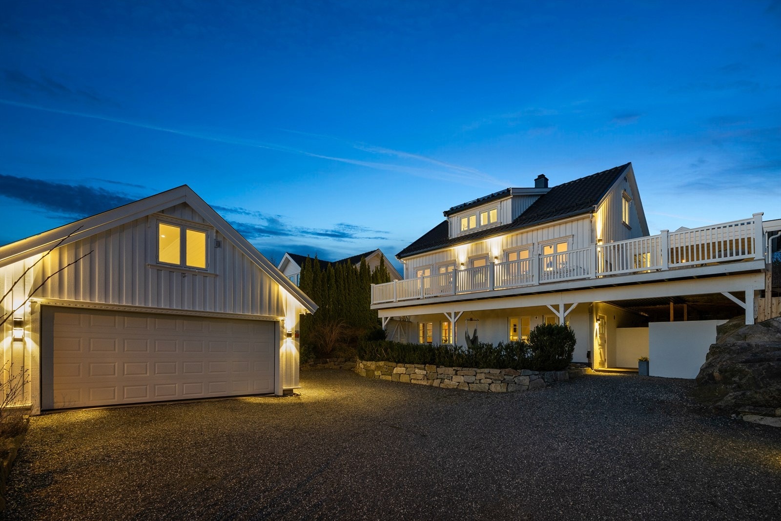 Hyggelig og romslig gårdsplass med plass til flere biler Galleribilde