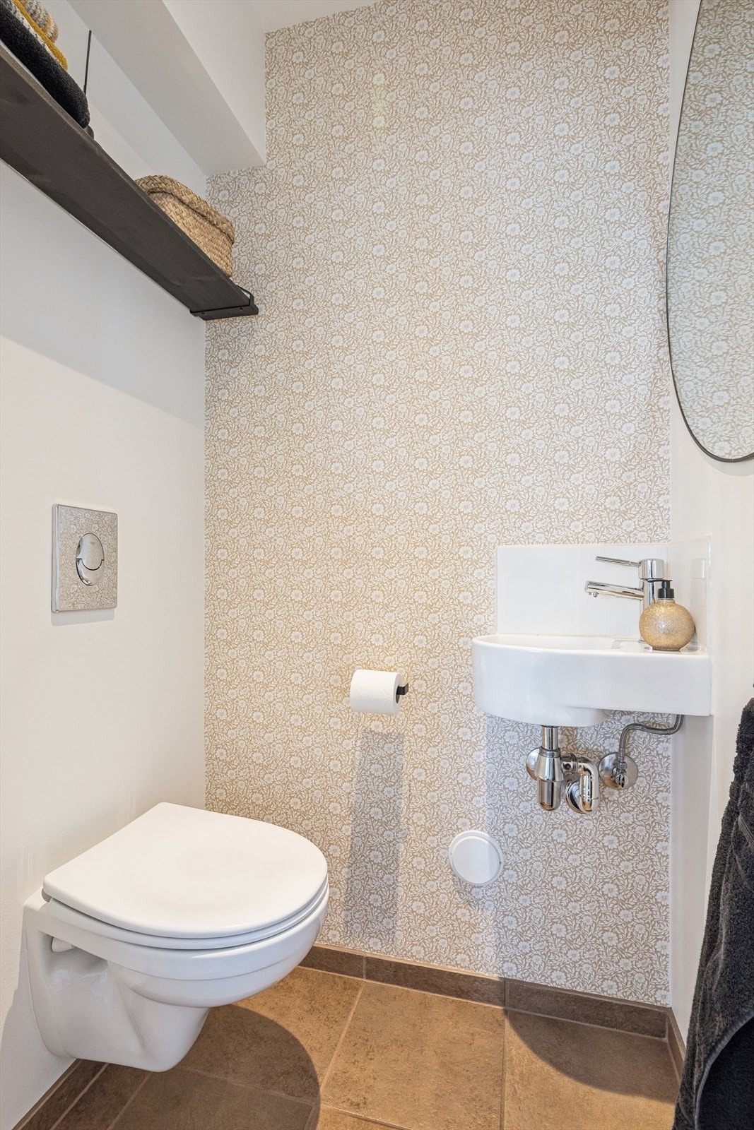 Separat WC med vegghengt toalett i 1. etasje Galleribilde
