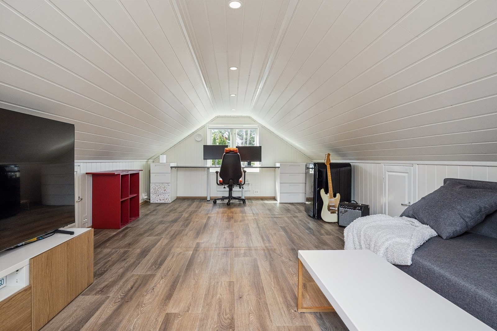 Loft over garasjen - Lagring i knevegger - Rommet er godkjent som bod/lagring Galleribilde