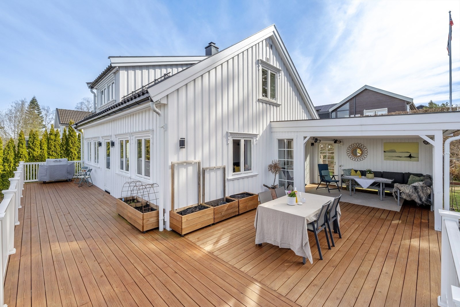 Romslig terrasse hvor du har plass til det meste Galleribilde