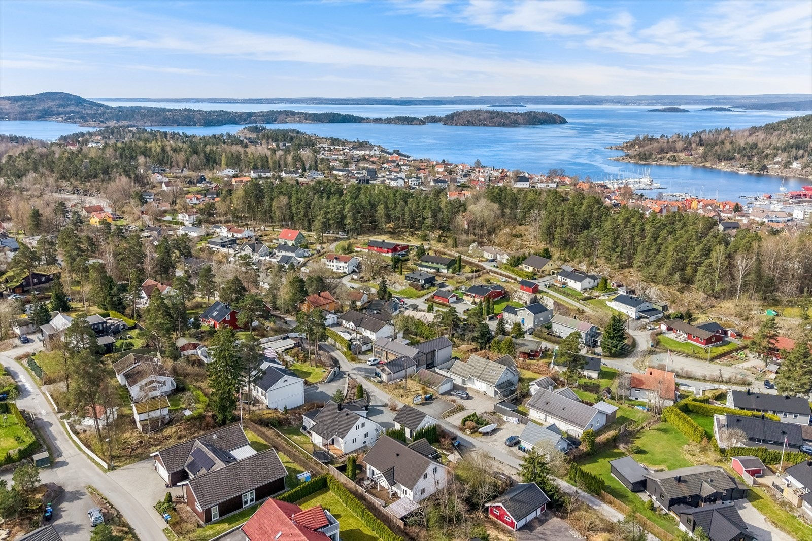 Rolig villaområde med kort vei til sjøen Galleribilde