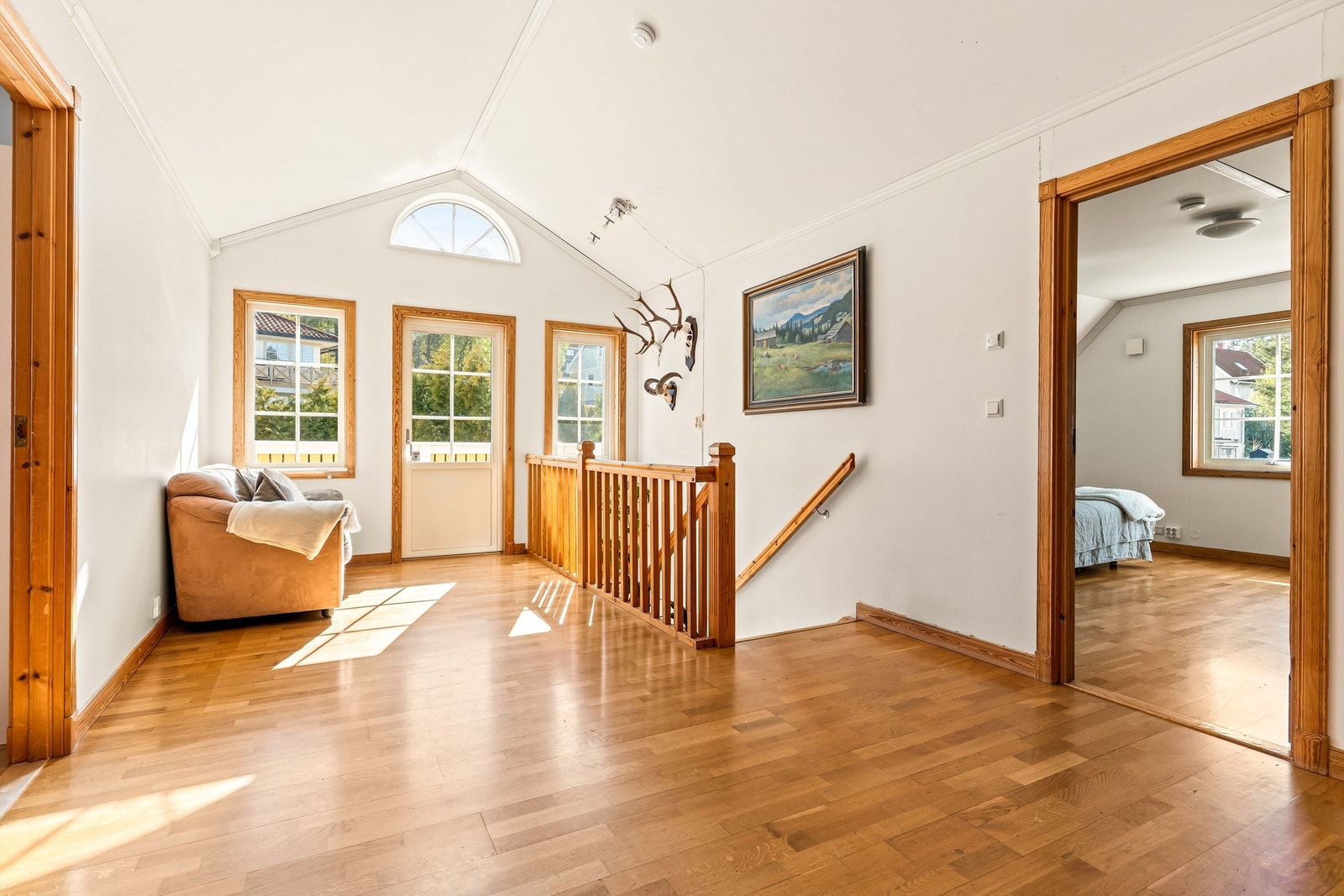 Loftstuen i andre etasje fungerer som et bindeledd mellom soverommene og har downlights i himlingen. Galleribilde
