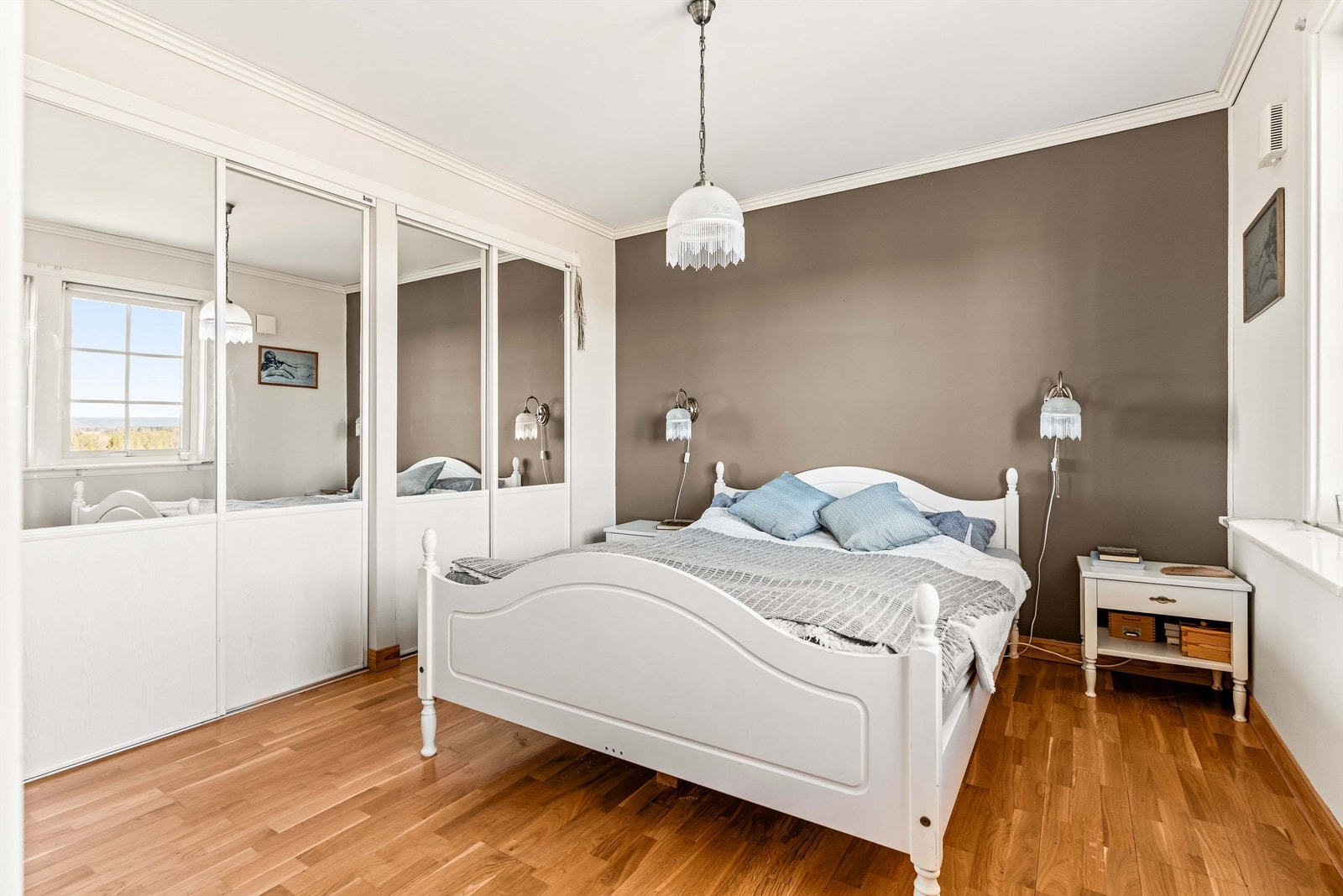 Soverommet i første etasje har rikelig med oppbevaringsplass i en stor skyvedørsgarderobe. Galleribilde