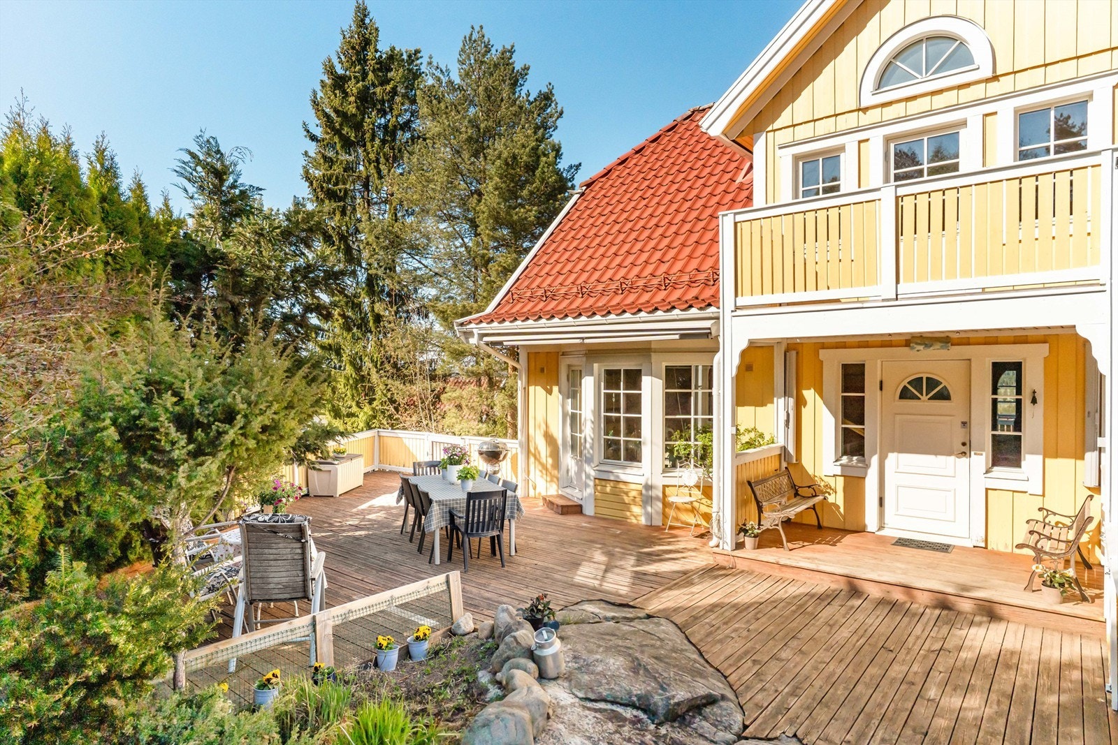 Fra terrassen er det enkel adkomst til boligens hovedinngang. Galleribilde