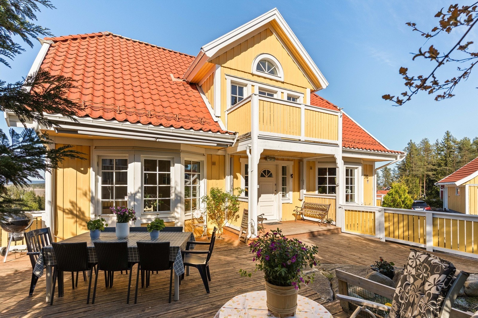 Hovedinngangen er overbygget og leder inn til en romslig terrasse. Galleribilde