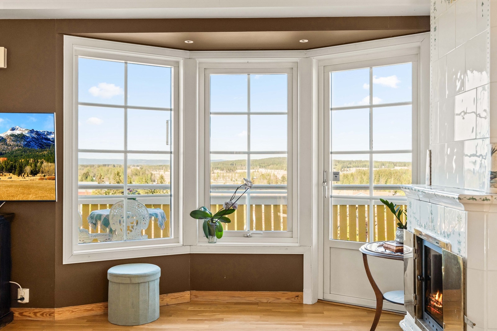 Fra stuen er det utgang til veranda via dører med 3-lags glass. Galleribilde