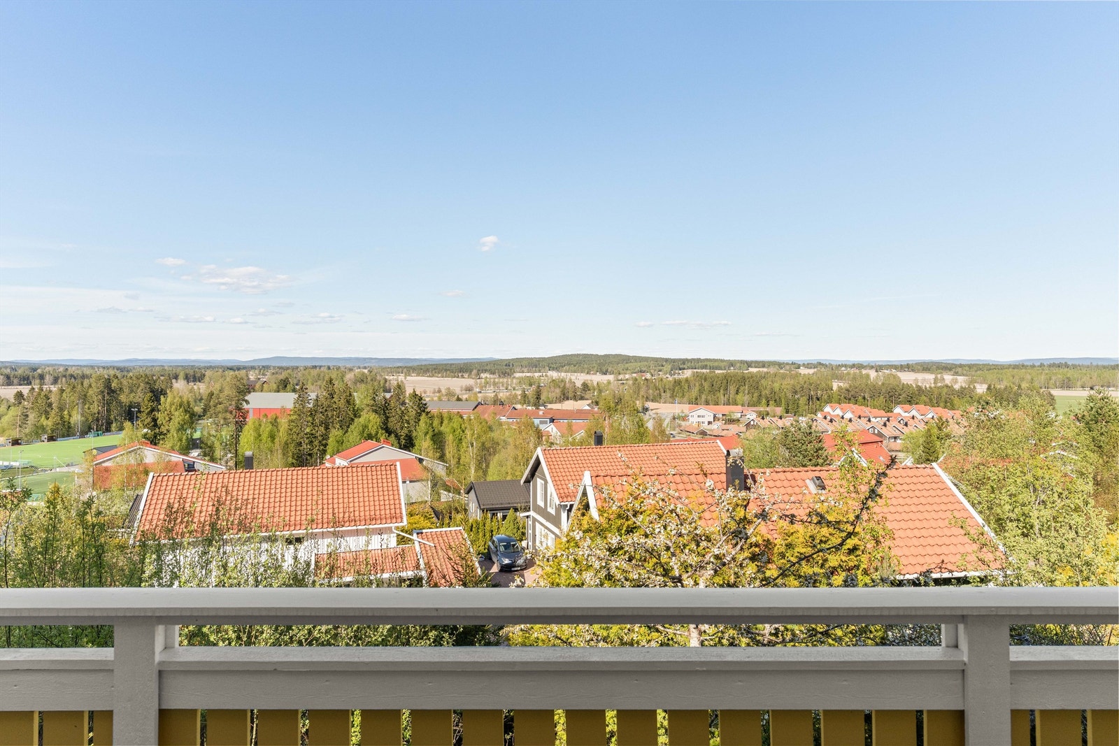 Boligen ligger i Neskollen, et område med kort vei til skoler, barnehager og dagligvarebutikker som Rema 1000. Galleribilde