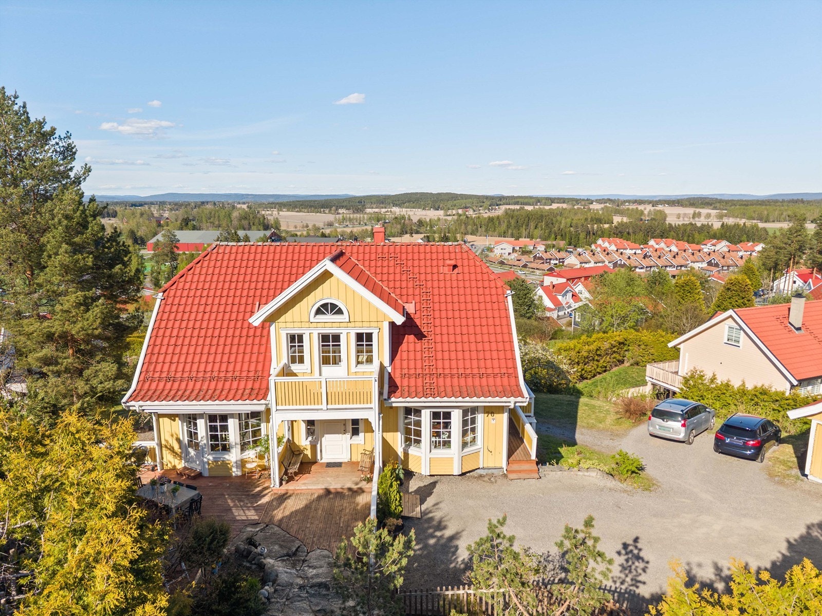 Eiendommen inkluderer en frittstående garasje på 34 m² med et innredet lagerloft. Galleribilde