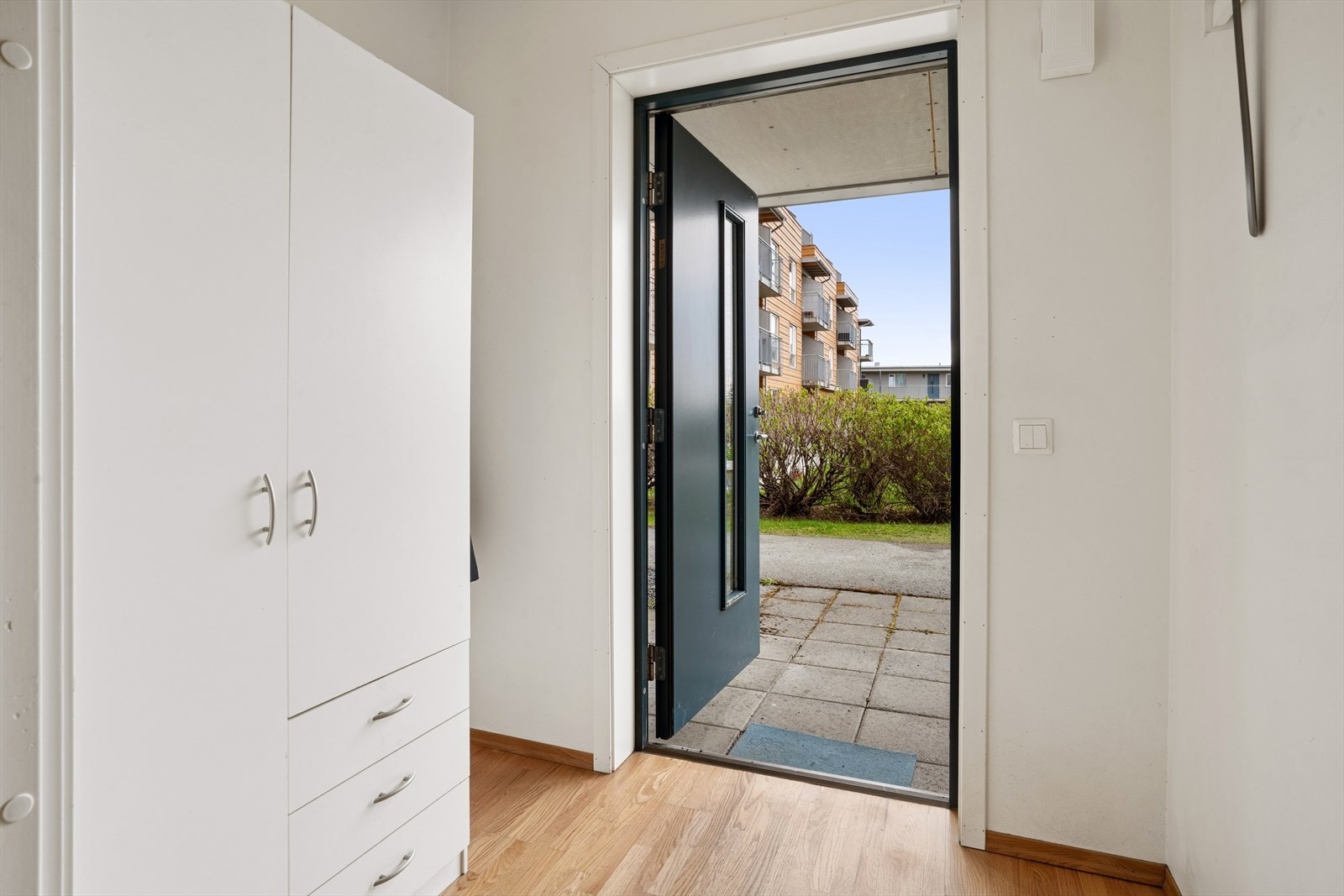 Entre med gode løsninger for garderobe og oppbevaring. Galleribilde