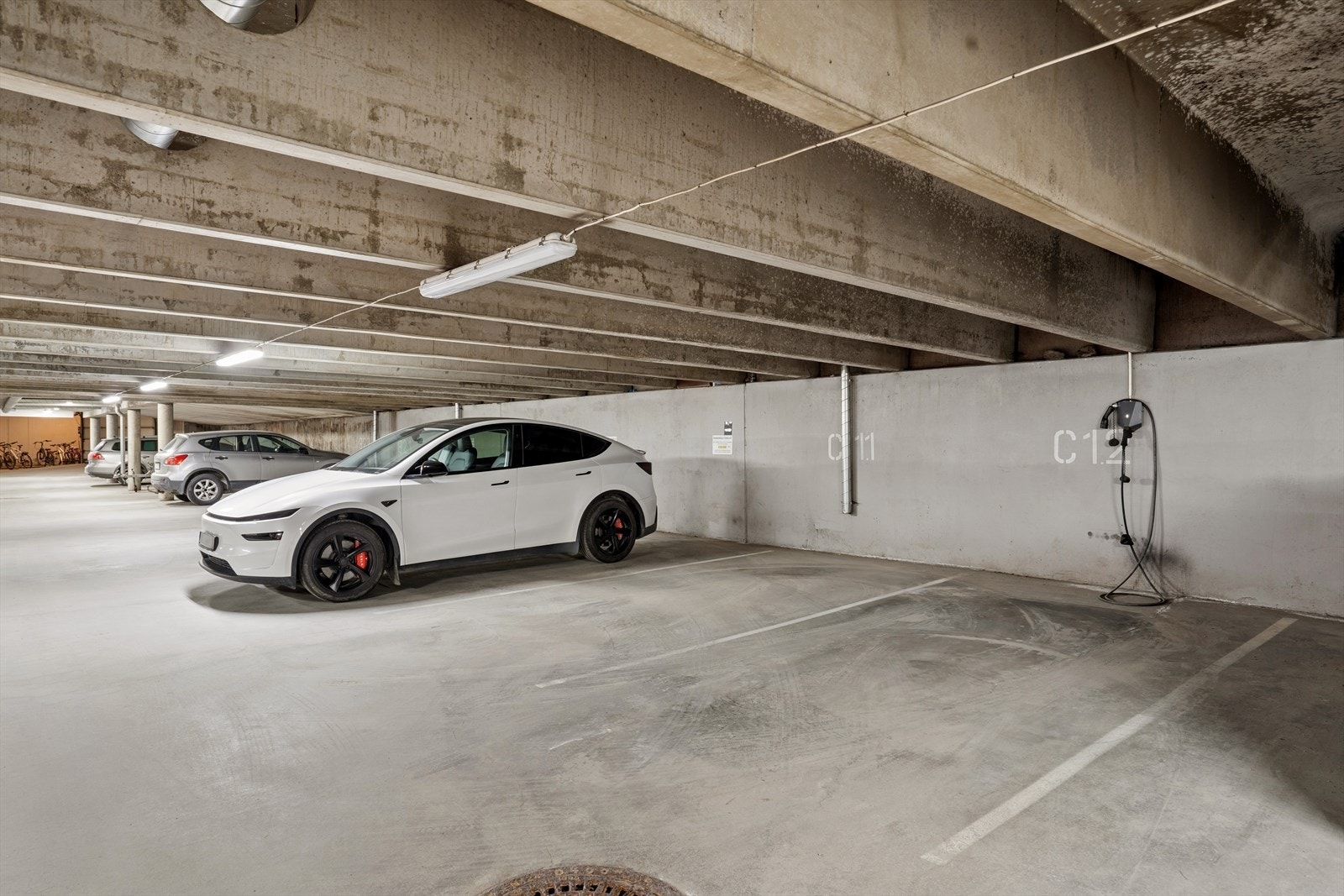 P-plass i kjeller med elbillading. Galleribilde