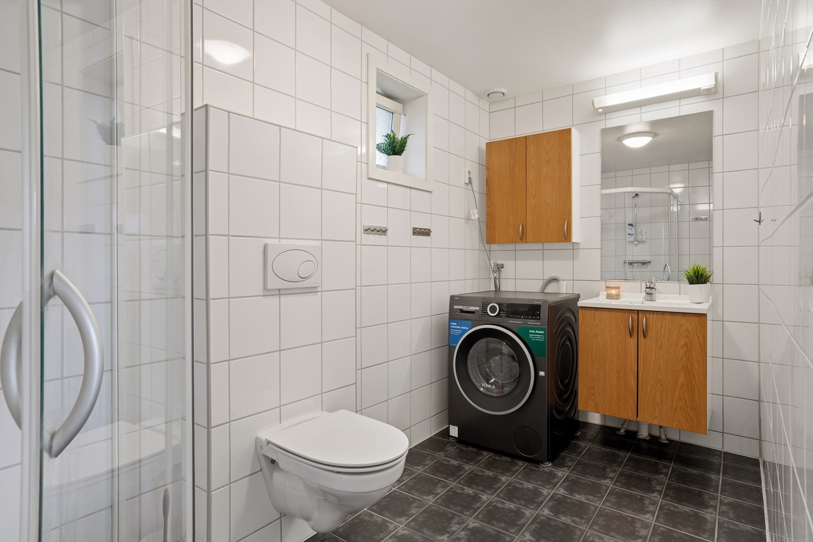 Stort bad på 5,4 med plass til vaskemaskin og annet møblement. Galleribilde