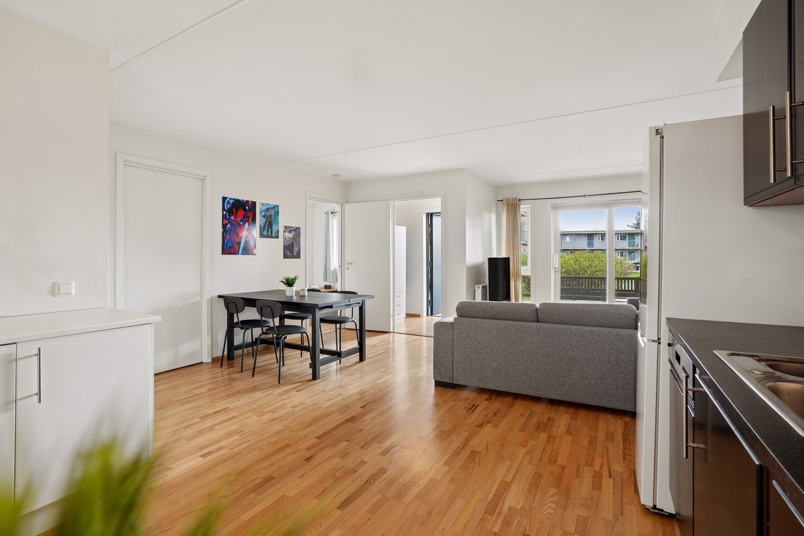 Stor stue med plass til både sofagruppe og spisebord. Galleribilde