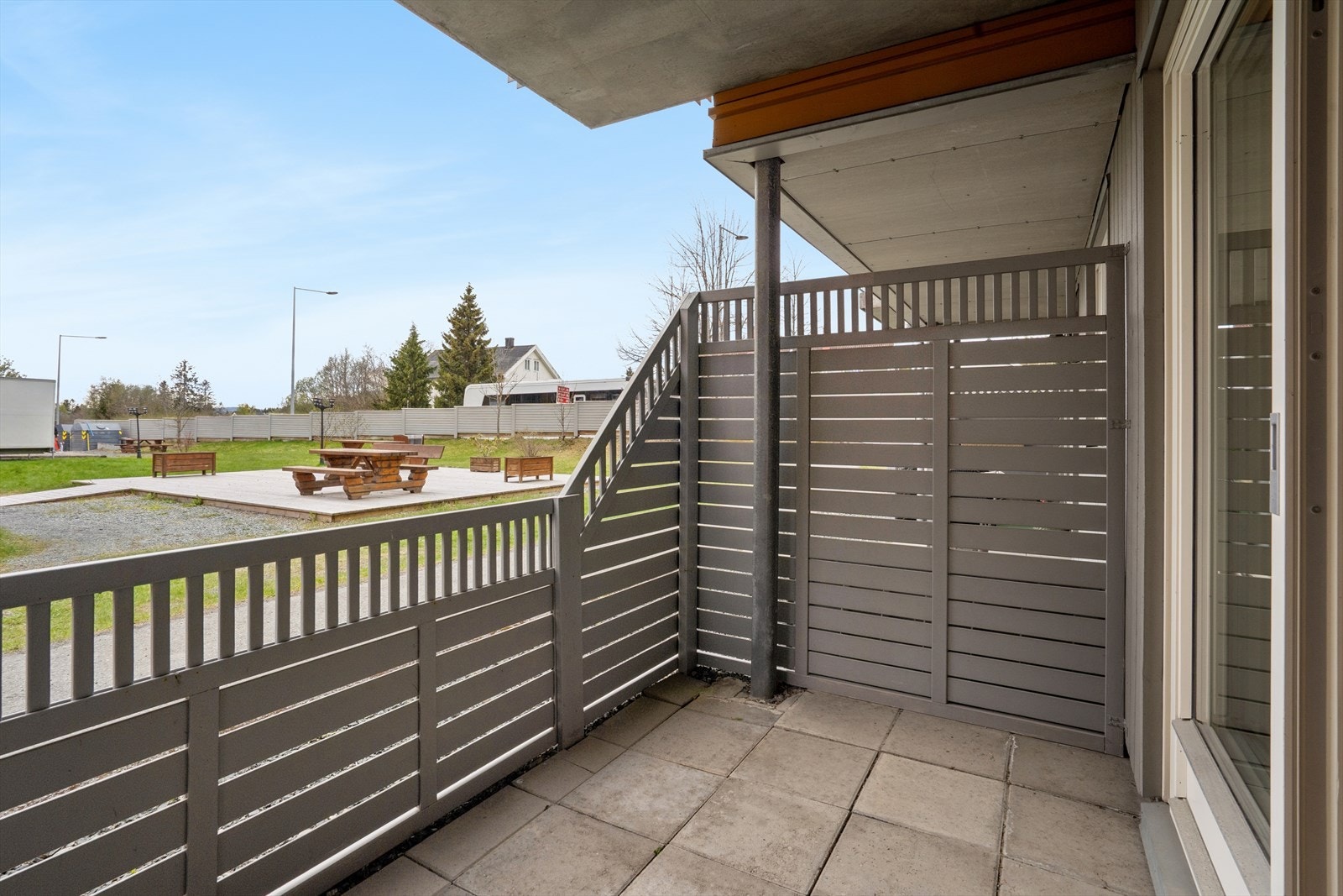 sørvendt markterrasse med utsikt ut mot borettslagets felles tun. Galleribilde