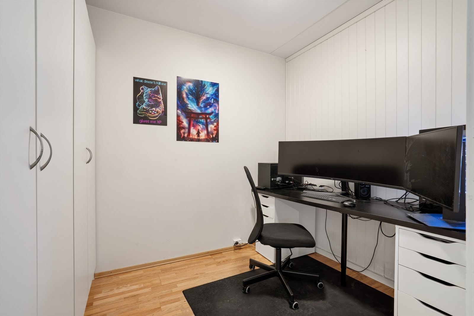 Eget kontor perfekt for hjemmekontor eller hobbyrom, dette rommet er opprinnelig en del av soverommet og kan åpnes opp igjen til fordel for større soverom. Galleribilde