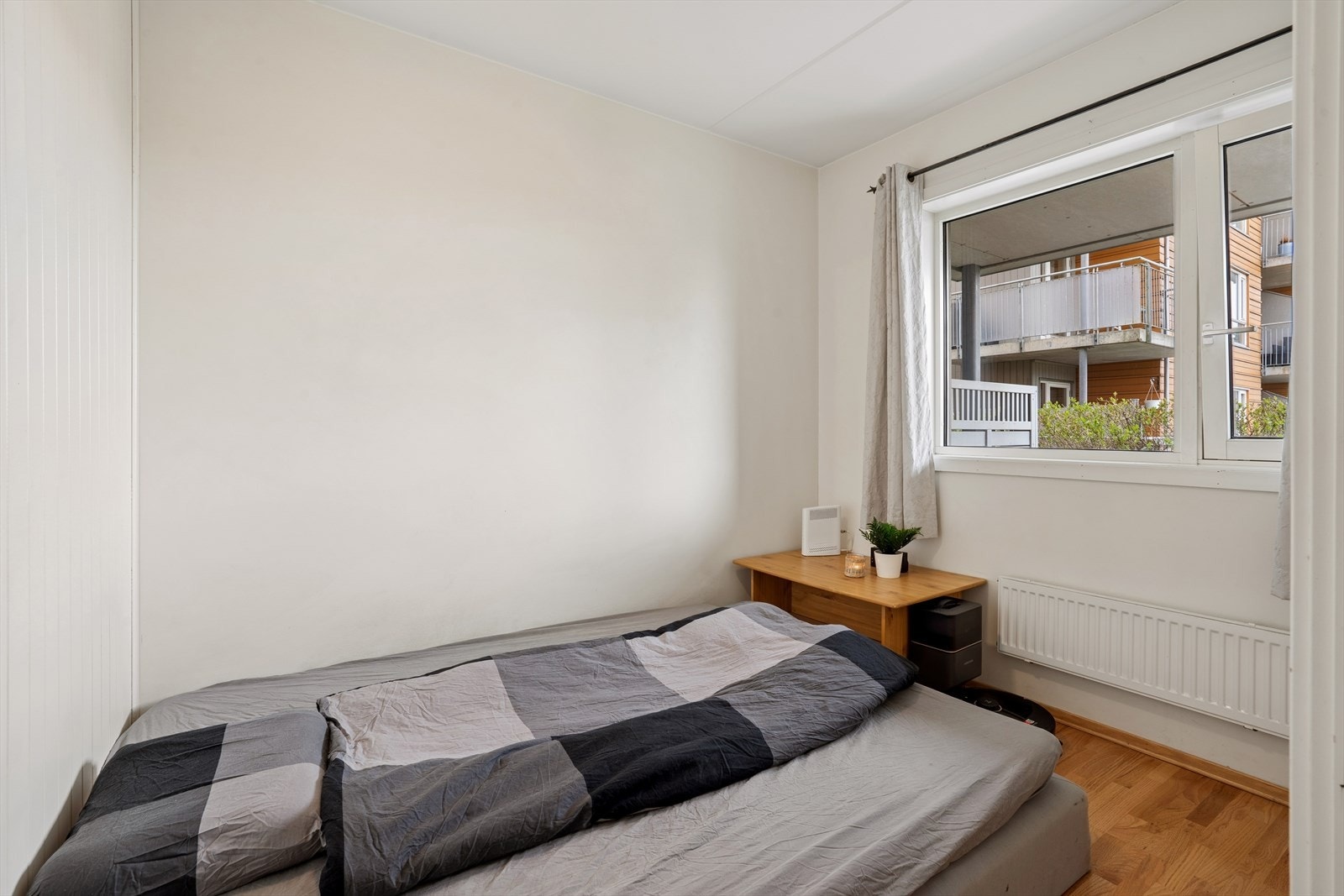Soverom med plass til dobbeltseng og garderobe. Galleribilde