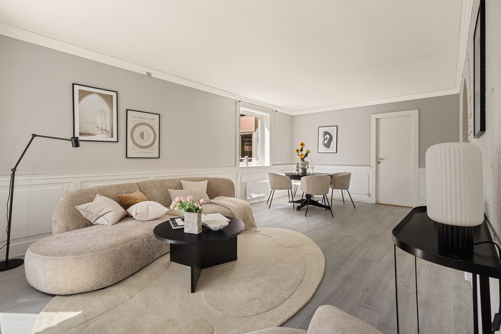 Stuen måler 24,2 m² og har gode innredningsmuligheter. Galleribilde