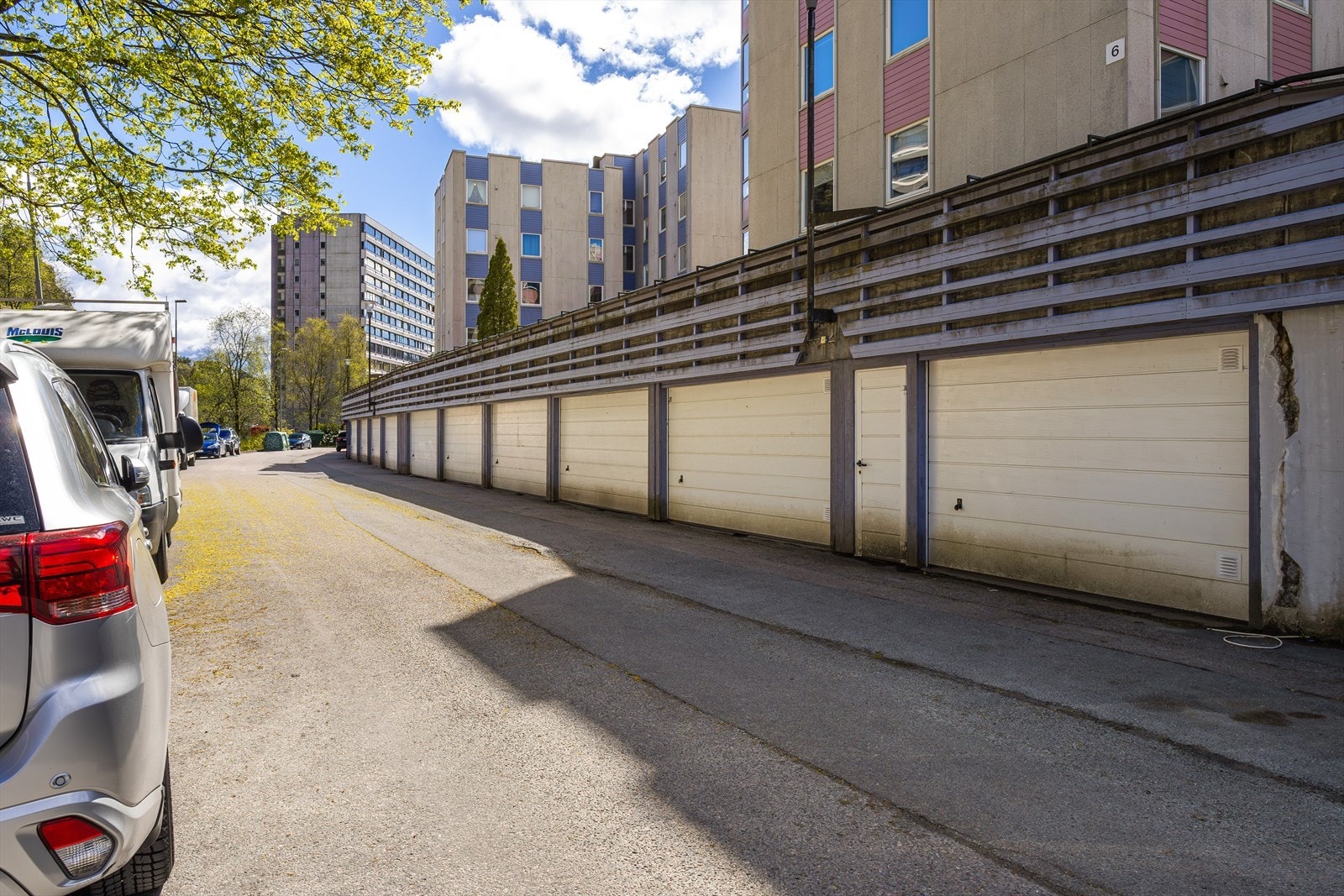 Tilhørende leiligheten er det garasjeplass med mulighet for installering av elbillader. Galleribilde