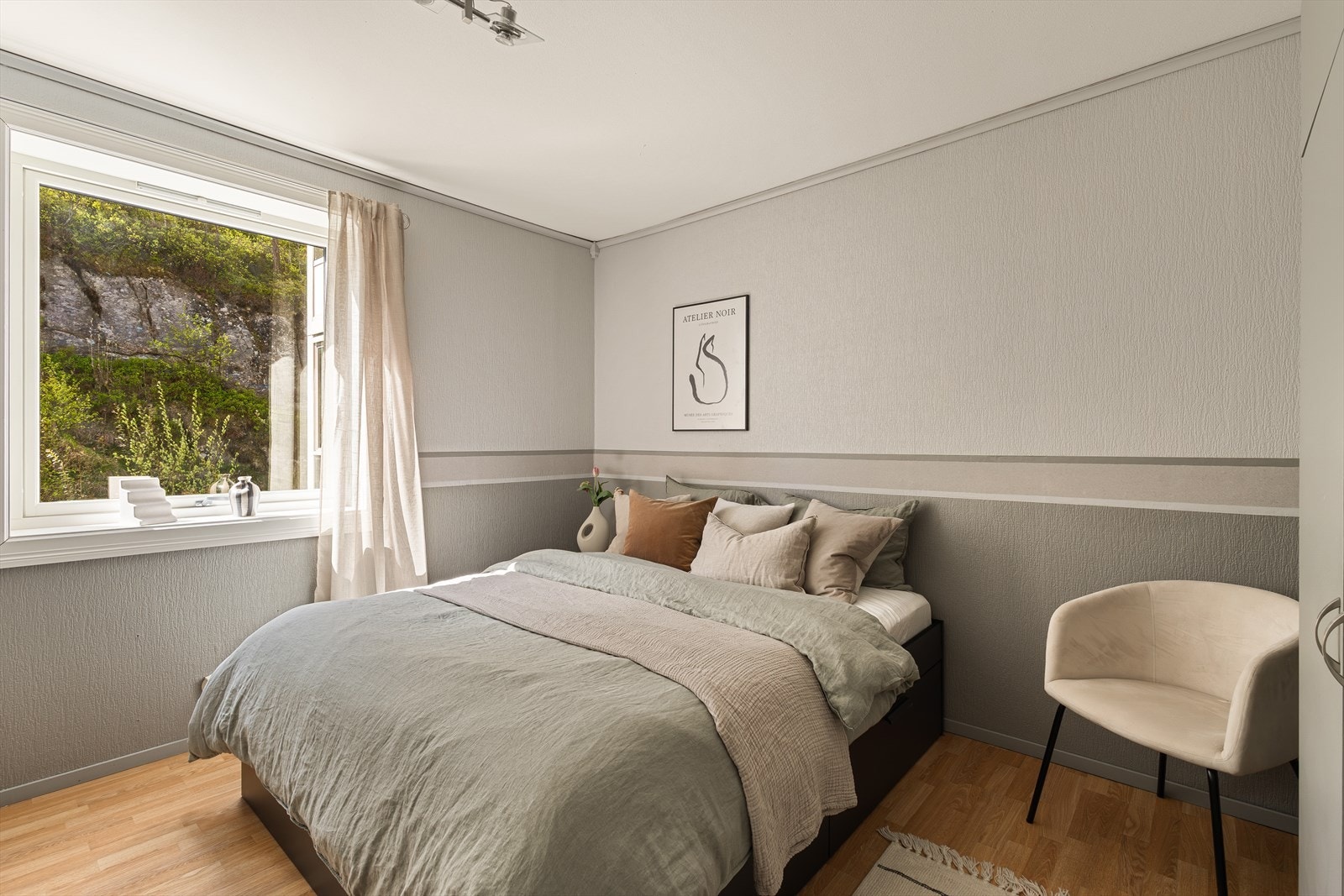 Hovedsoverommet måler 11,6 m². Her er det god plass til dobbeltseng, nattbord og garderobeinnredning. Galleribilde