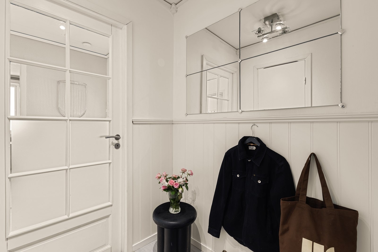 Det er plass til oppheng i entreen. Galleribilde