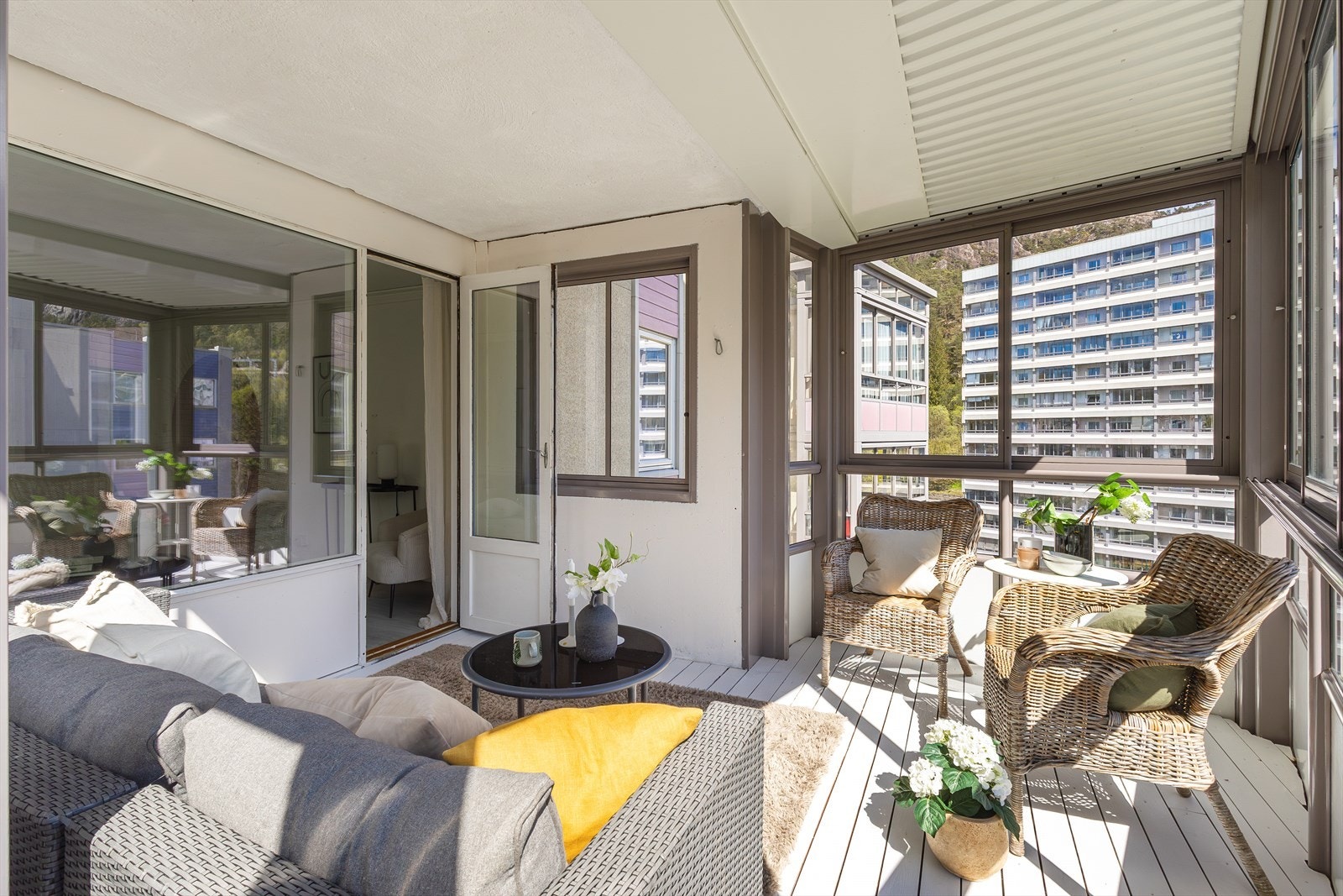 Leiligheten har en herlig, innglasset balkong på 12 m². Galleribilde
