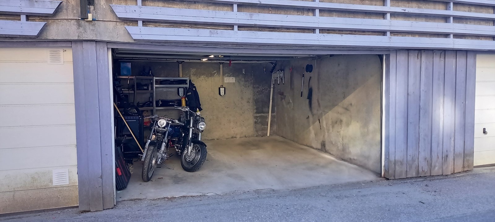Høyre side av garasjen tilhører denne andelen. Galleribilde