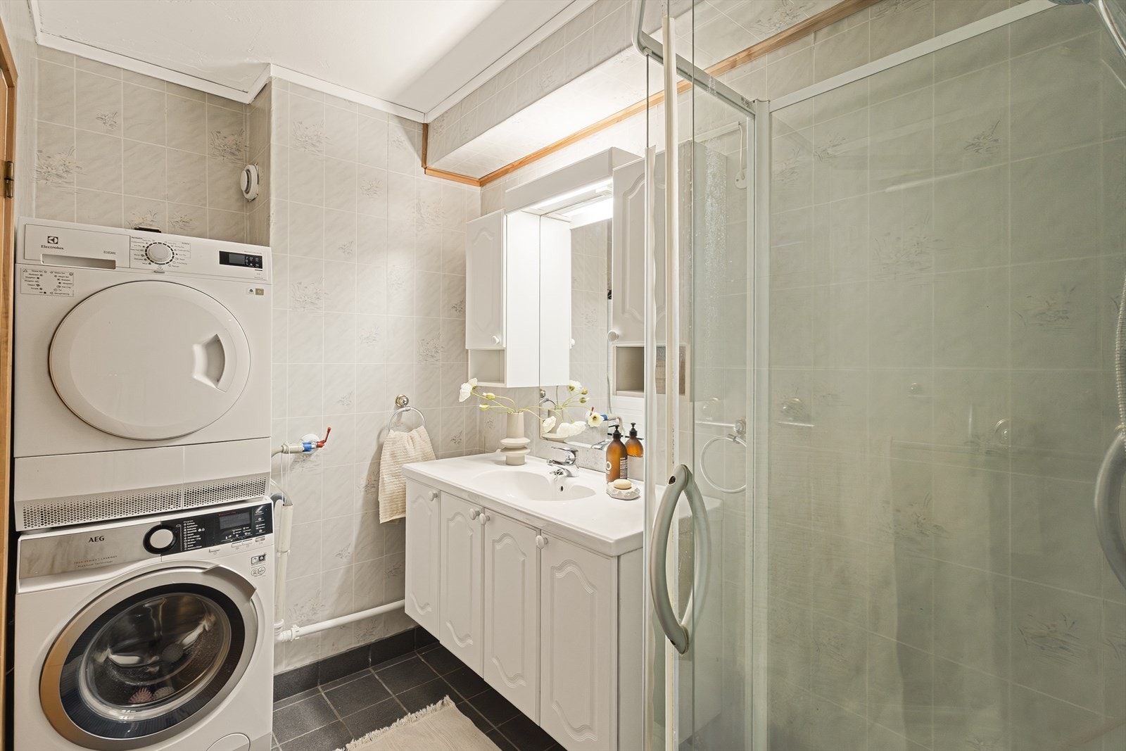 Badet har flislagt gulv og opplegg for vaskemaskin. Galleribilde
