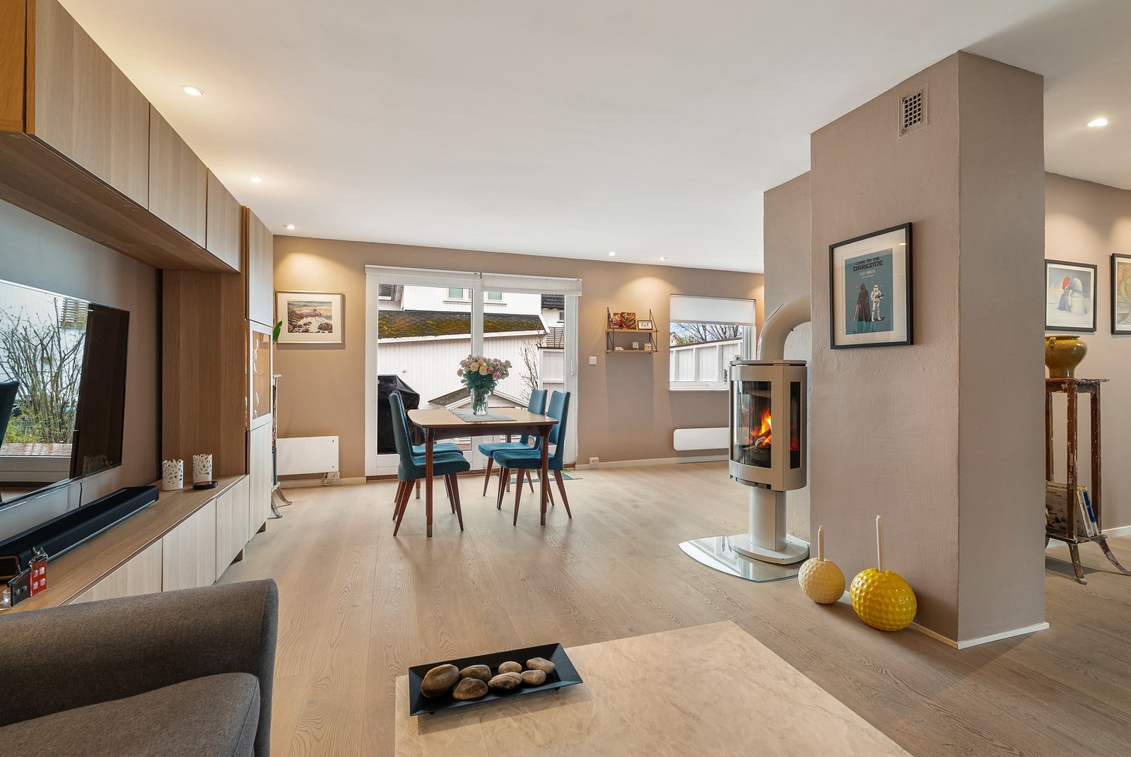 Boligen fremstår moderne, med tidsriktig innredning og god standard! Galleribilde