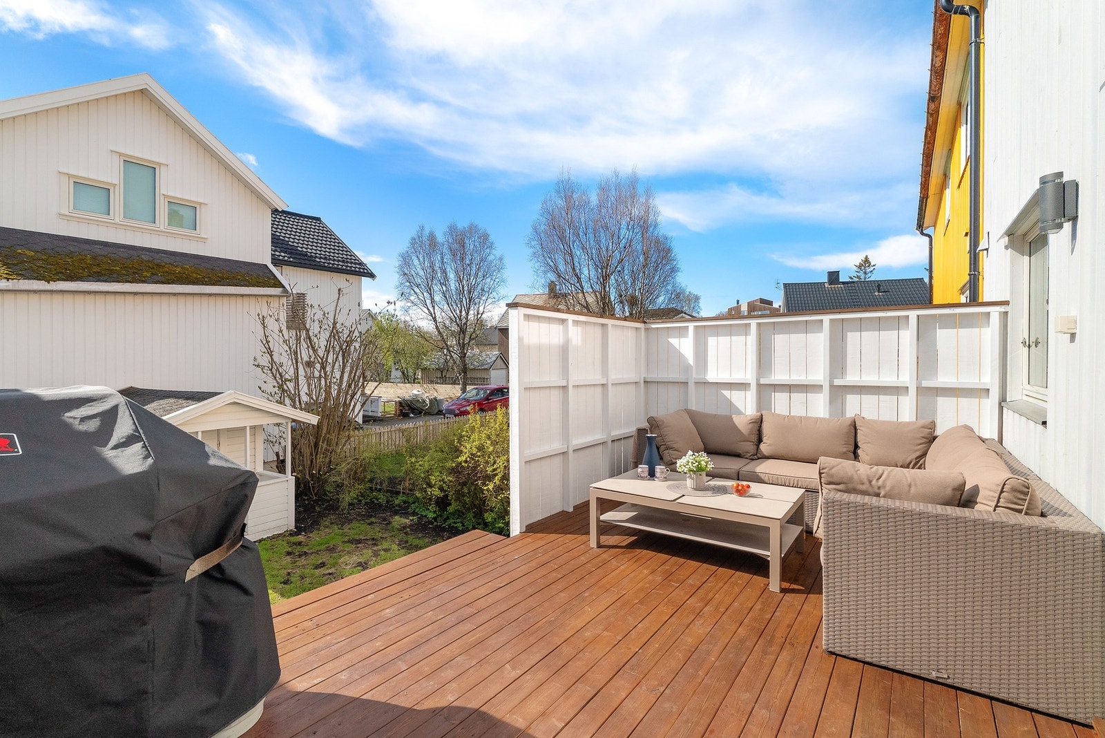 Romslig terrasse på 16 m² med utgang fra stuen. Her er det god plass til utemøbler. Galleribilde