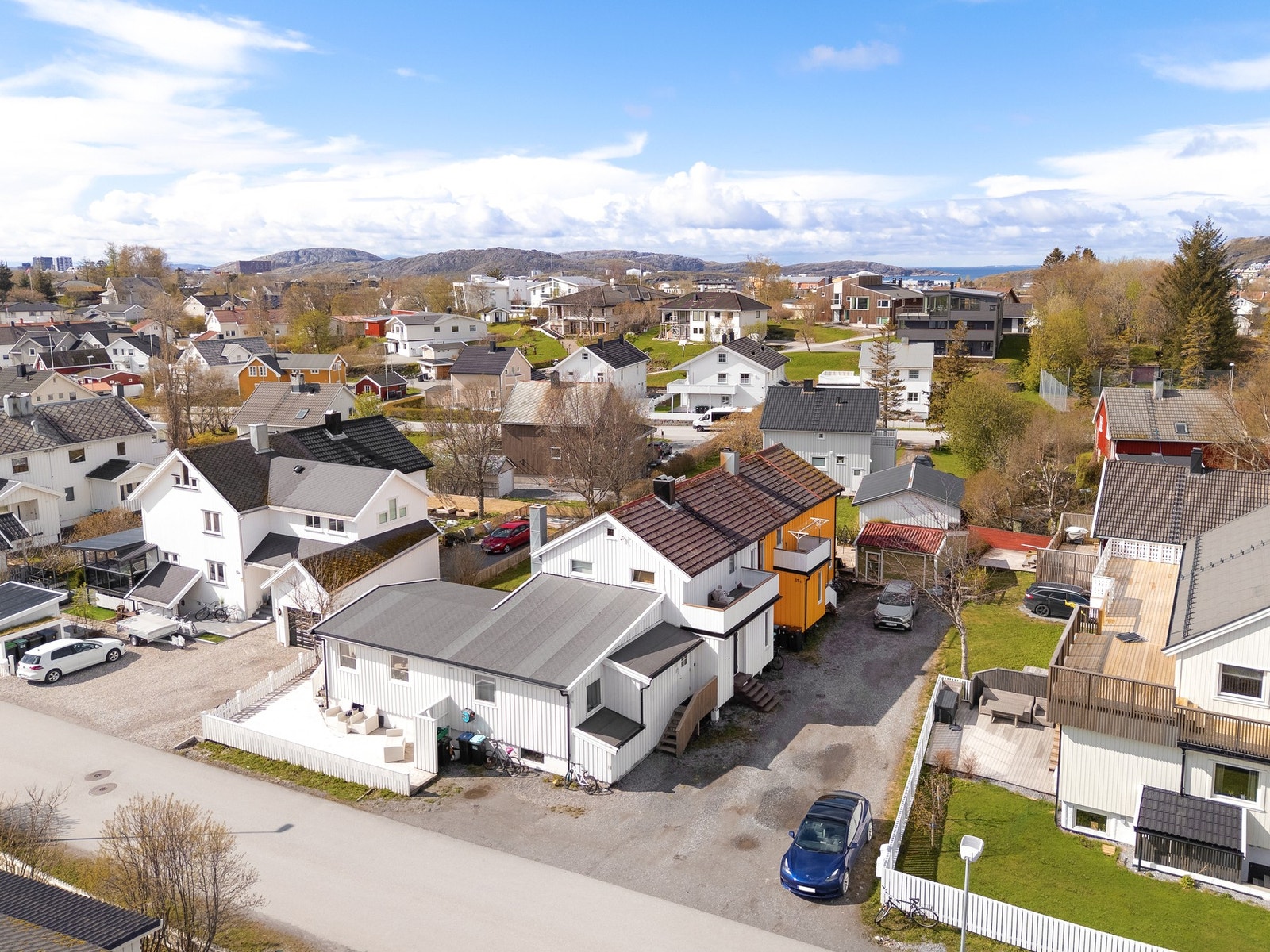 Parkering på gruset område rett utenfor inngangsparti. Galleribilde