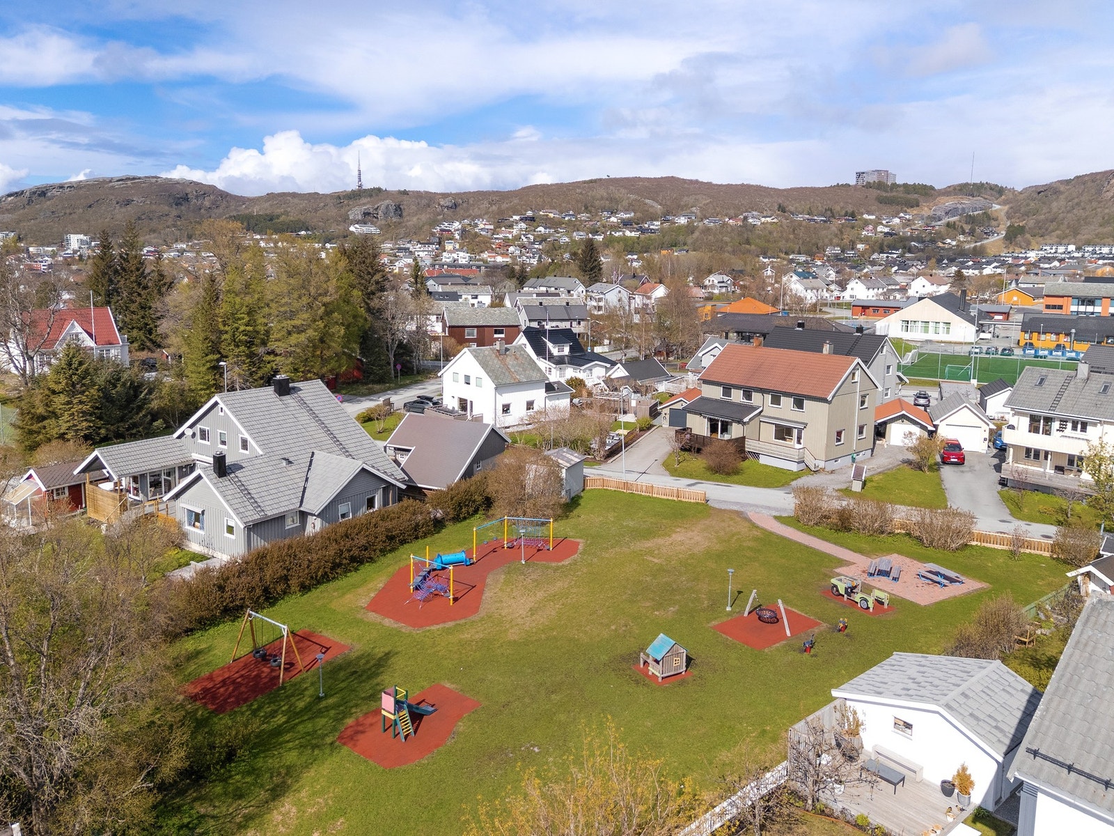 Flott opparbeidet lekeområde, samt flott turterreng, like i nærheten. Galleribilde