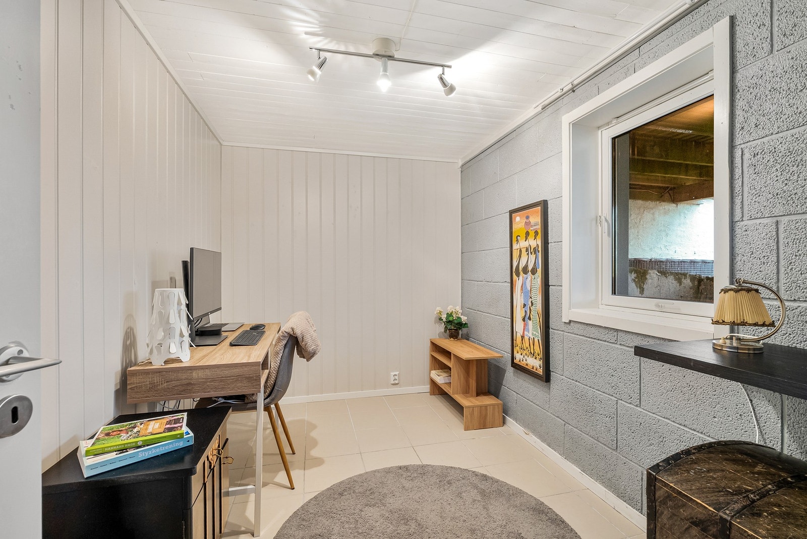 Kjelleren inneholder to innrede rom (ikke byggemeldt), i tillegg til bad og bod. Galleribilde