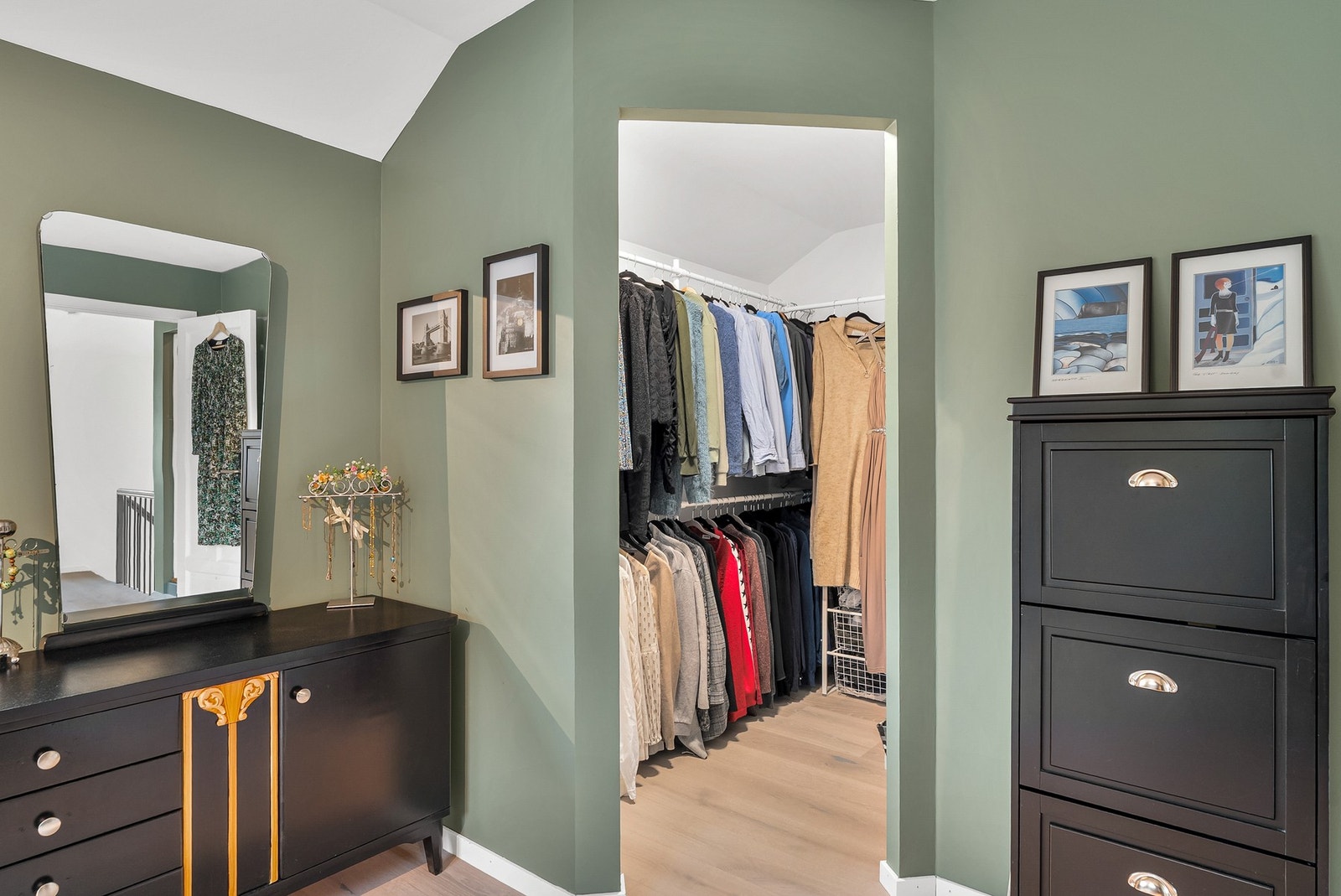 Praktisk walk-in garderobe Galleribilde