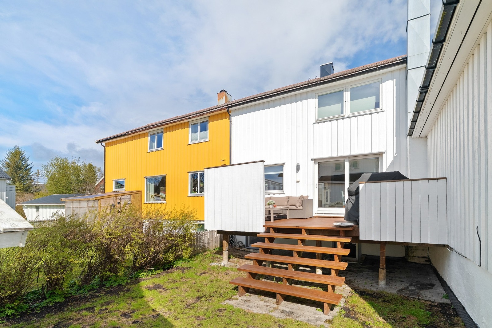 Uteplassen har trapp ned til hagen, som gir rom for lek og utendørsaktiviteter. Galleribilde