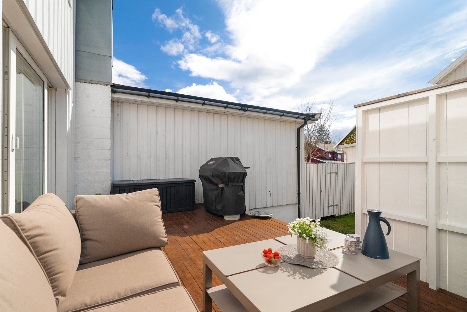 Lun og godt skjermet terrasse, med meget gode lys og solforhold. Galleribilde