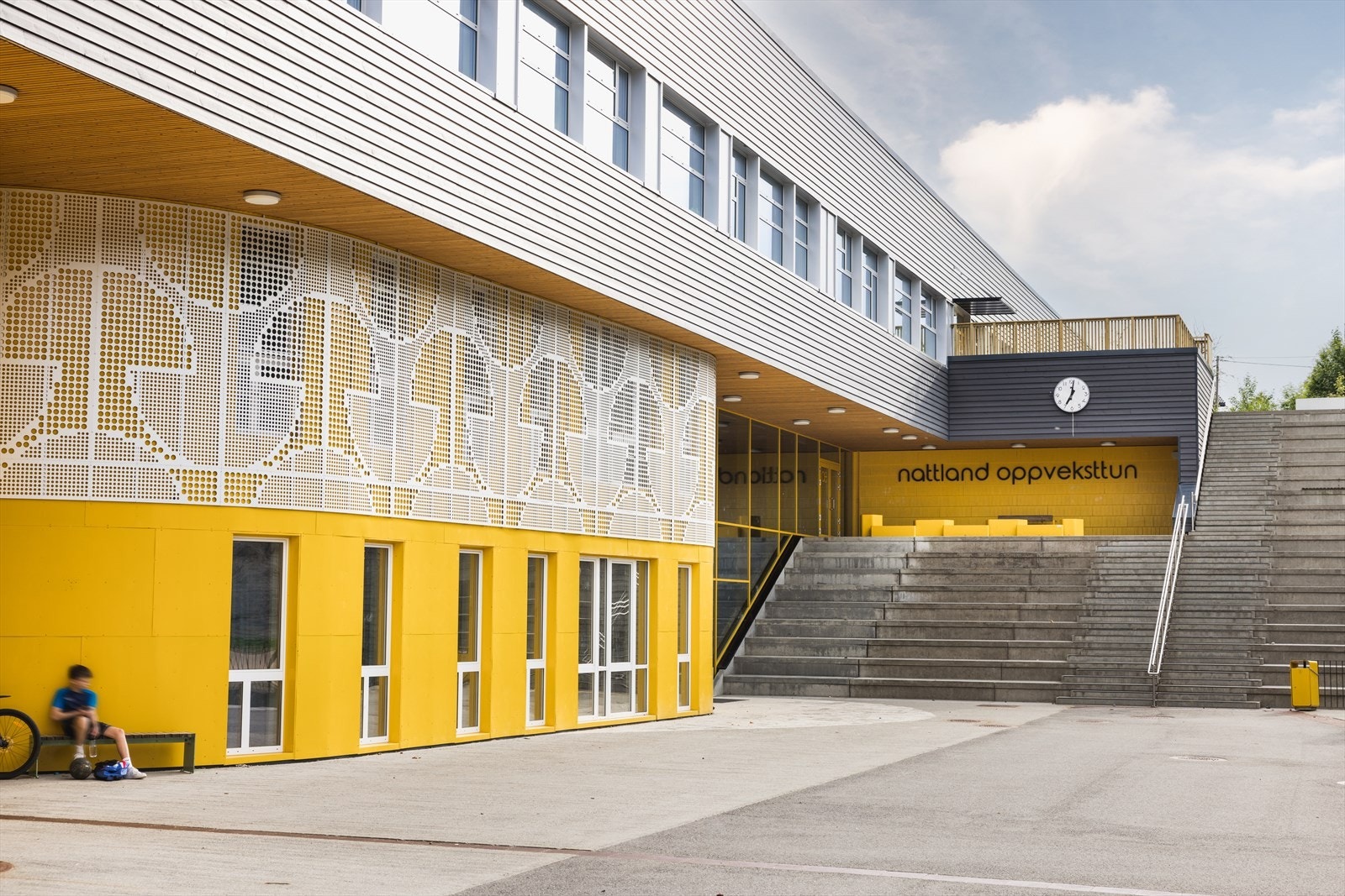 Skolen er kun et godt golfslag unna. Galleribilde