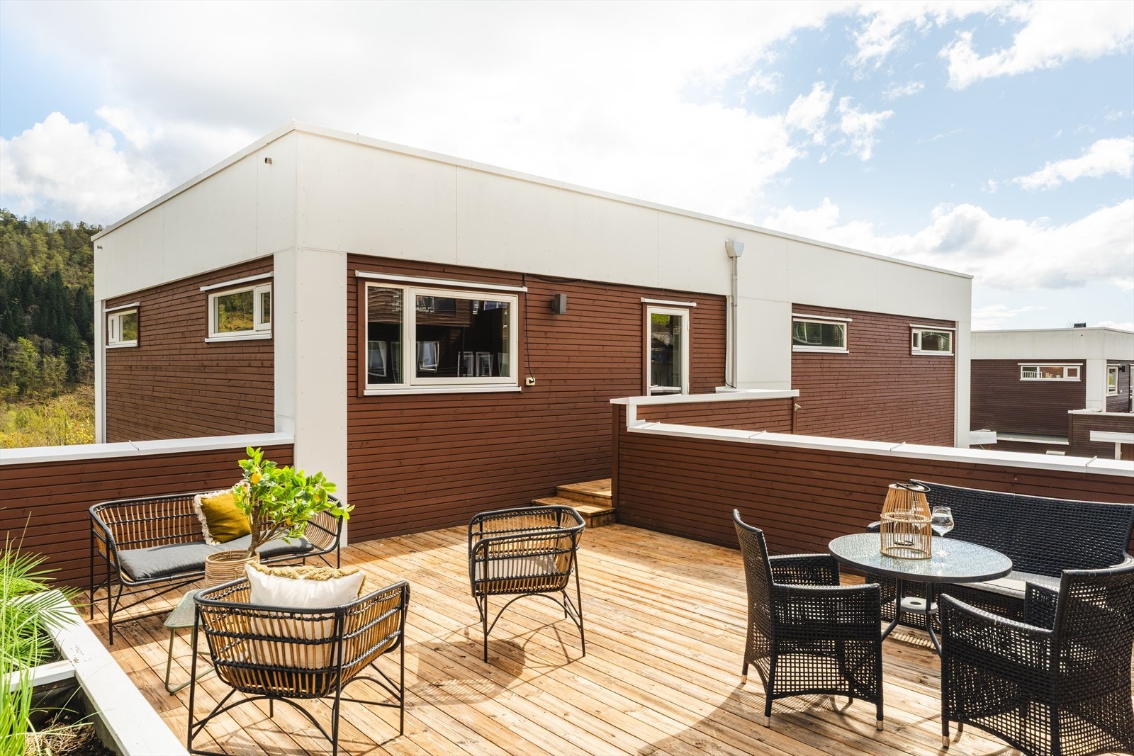 Takterrassen er utført med trykkimpregnerte terrassebord. Galleribilde