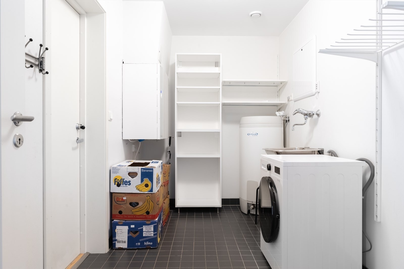 Vaskerommet har keramiske fliser på gulv, malte vegger og himling, og er utstyrt med utslagsvask og opplegg for vaskemaskin. Galleribilde