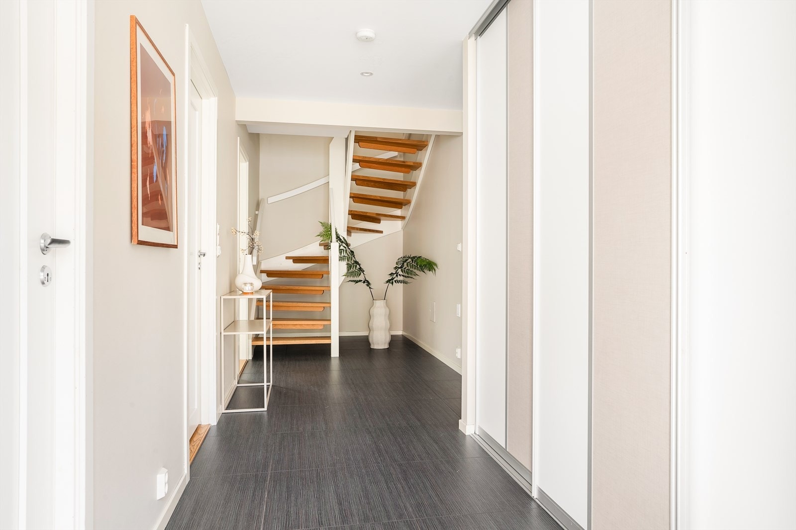 Velkommen inn. Skyvedørsgarderobe gir praktisk oppbevaring i entréen. Galleribilde