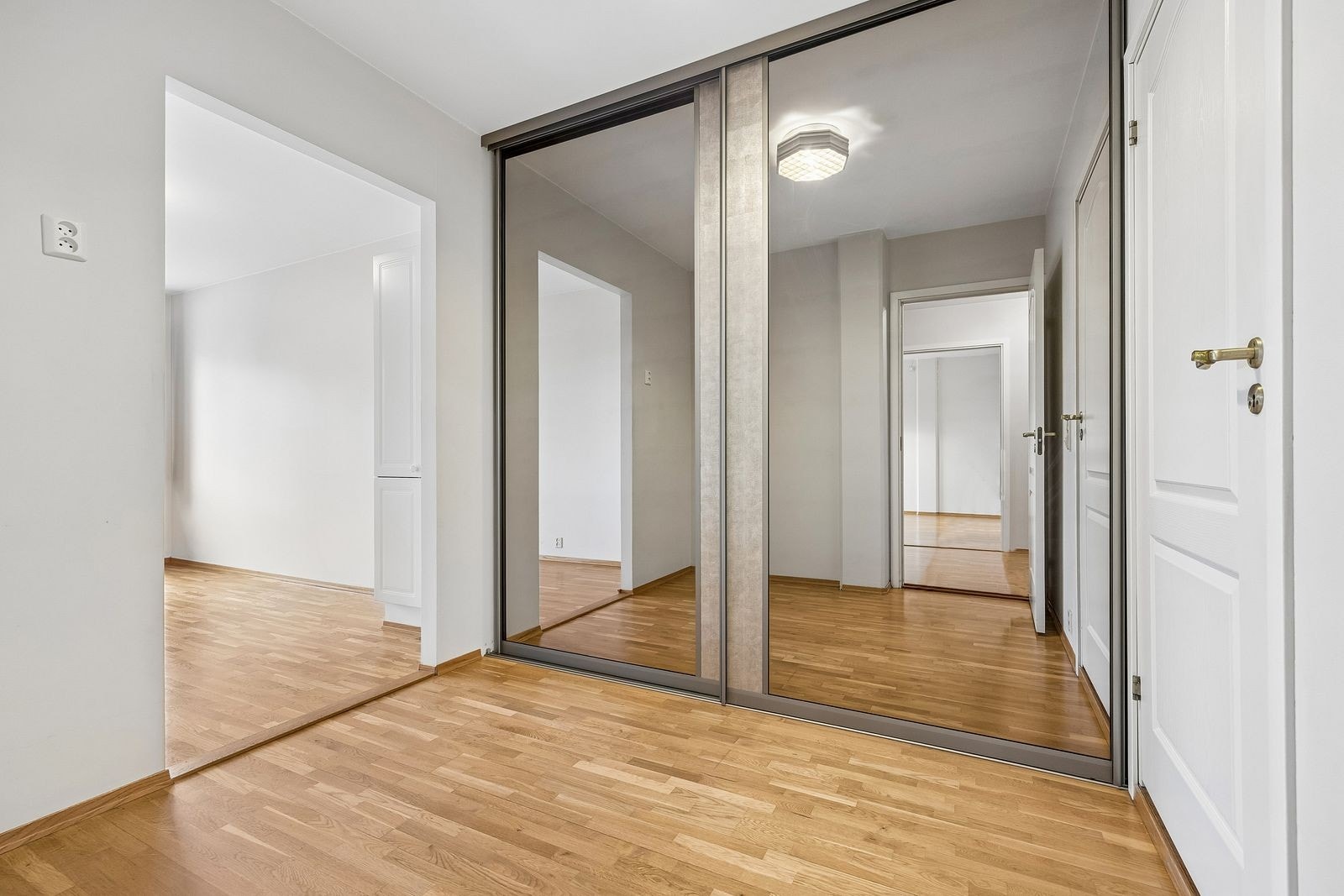 Gangen har en stor skyvedørsgarderobe som følger med Galleribilde
