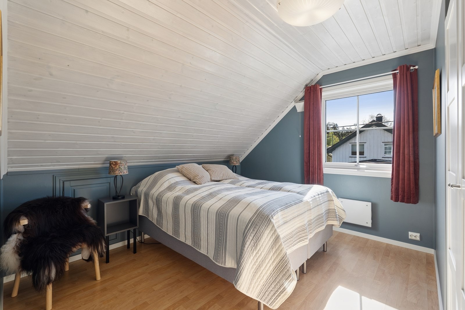 Hovedsoverommet har god plass til dobbeltseng og oppbevaringsmøbler. Galleribilde