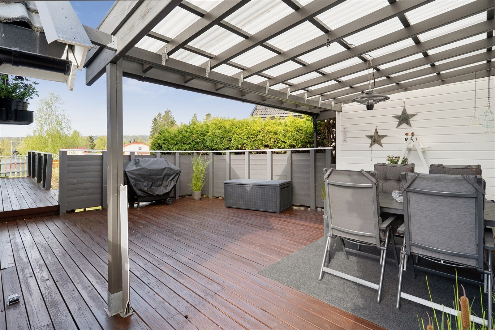 Fra spisestuen er det utgang til en stor terrasse på ca. 56 m². Endringer på terrassen er ikke omsøkt, se pkt. om ferdigattest. Galleribilde