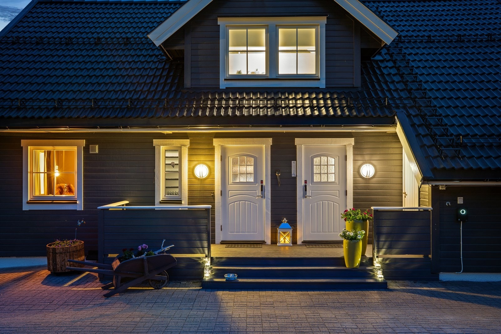 Inngangspartiet har en balkong på ca. 9 m². Herfra er det egen inngangsdør til vaskerommet. Galleribilde