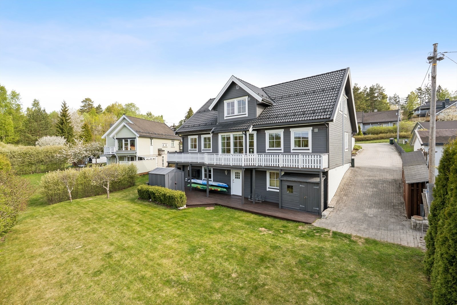Dette er en familiebolig med en praktisk planløsning over tre plan, som er godt vedlikeholdt med en rekke store oppgraderinger. Galleribilde