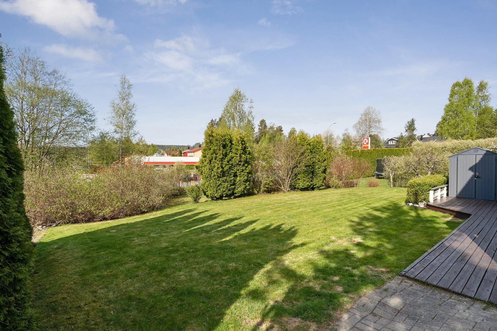 Tomten er opparbeidet med gressplen, beplantning og en terrasseplatting på ca. 42 m² i underetasjen. Galleribilde