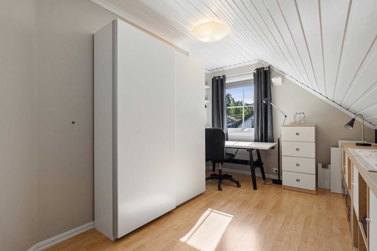 Soverom med god plass til både seng og kontorløsning. Galleribilde