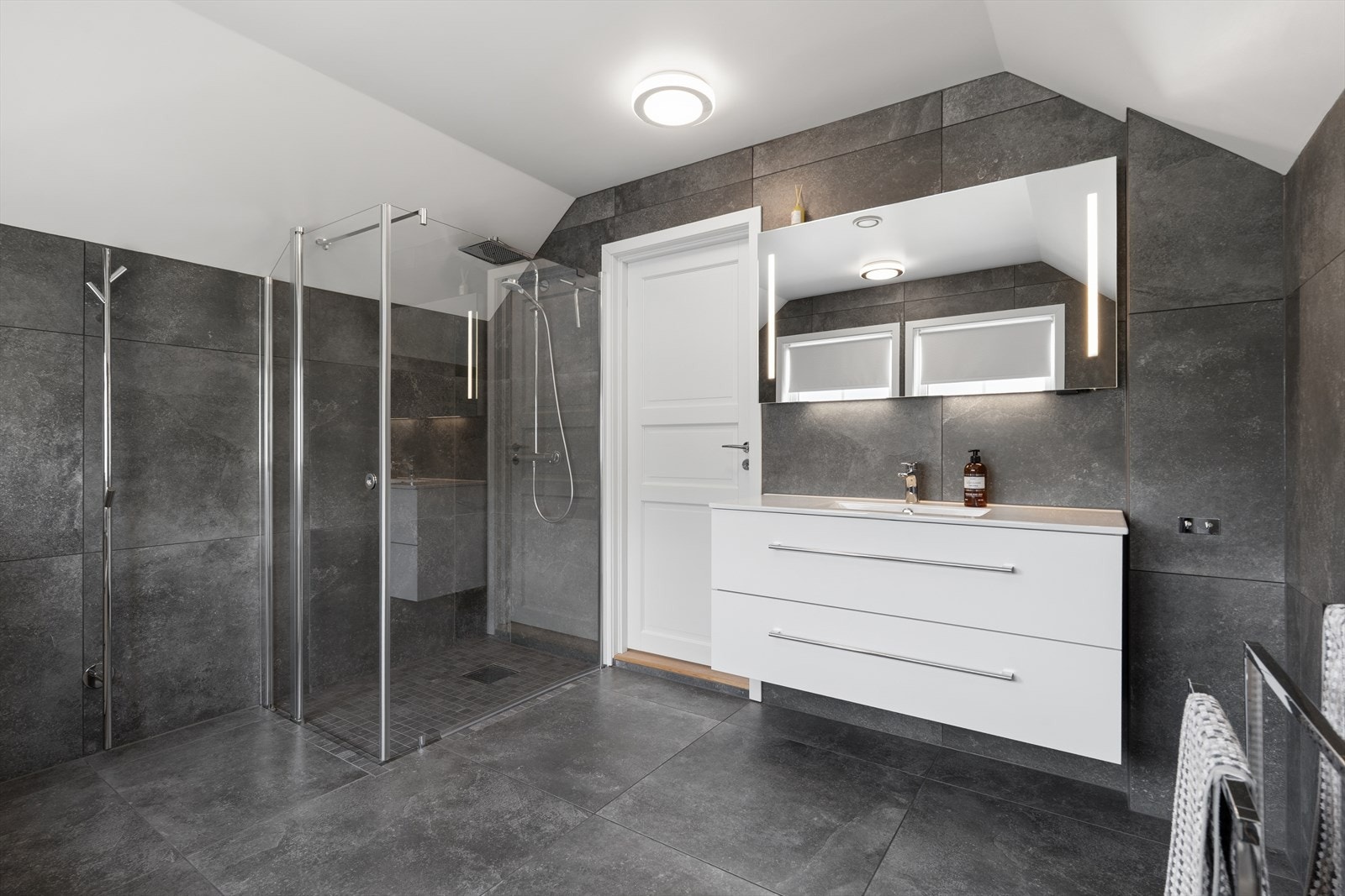 Badet i loftsetasjen ble modernisert i 2020, med flislagt gulv med varmekabler og romslig dusjhjørne. Galleribilde