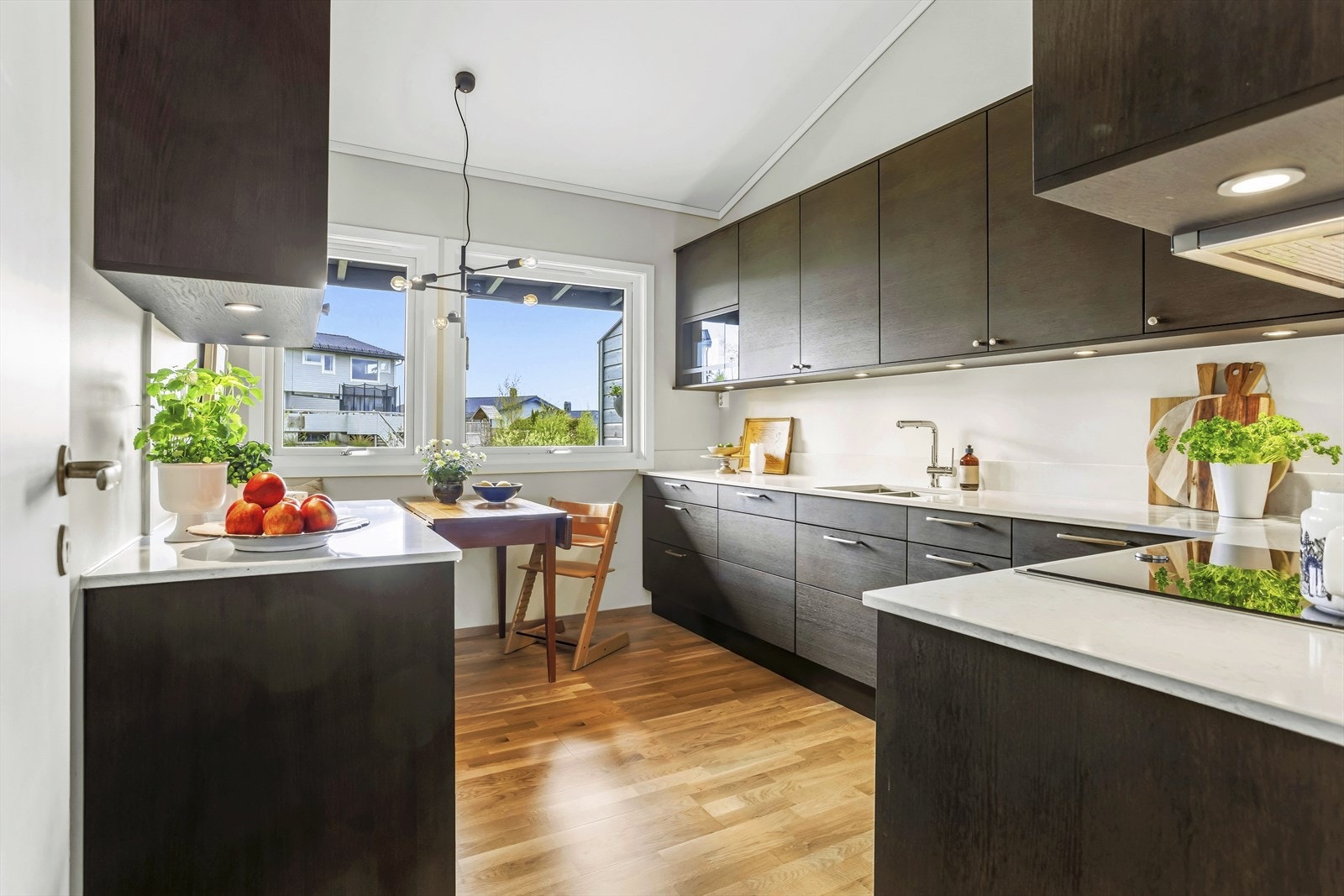Kjøkkeninnredning fra Sigdal med silestone benkeplate. Glatte fronter. Ventilator med mekanisk avtrekk. Galleribilde